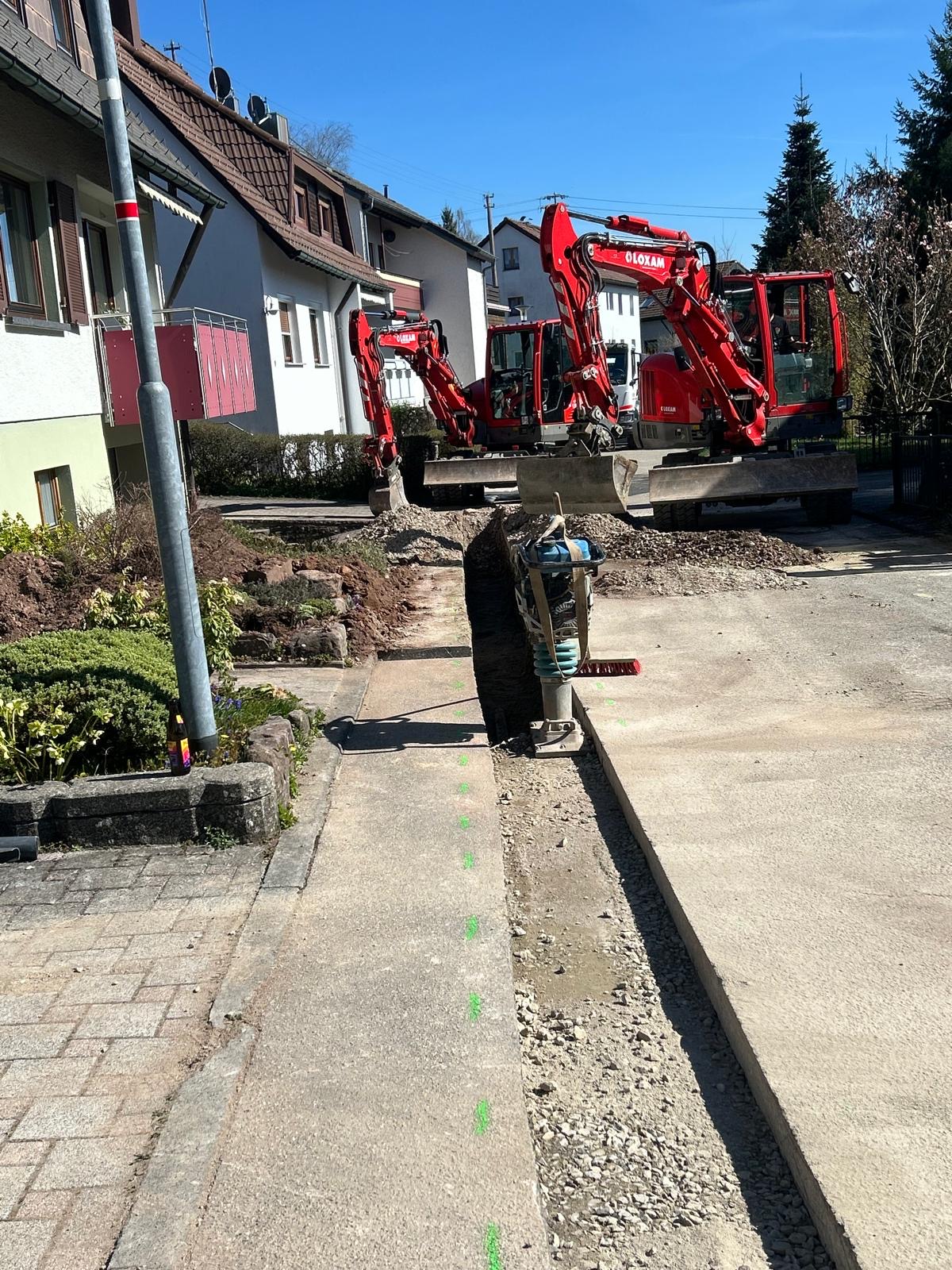 Baustelle mit Baggern und vorbereitetem Graben