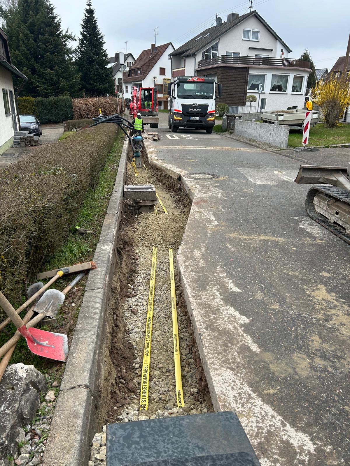 Vorbereitete Trasse mit Warnband und Unterbau