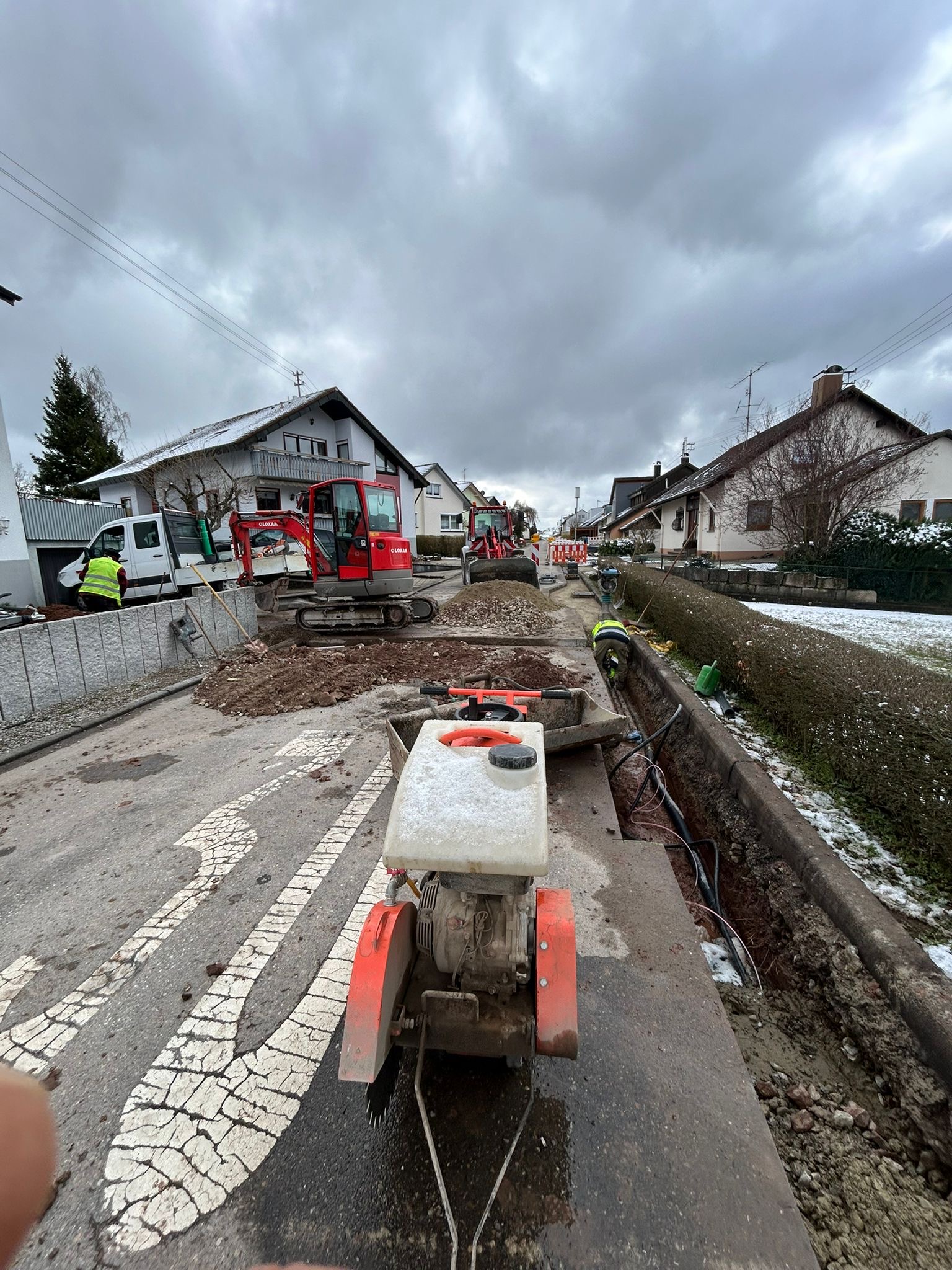 Baustelle im Wohngebiet bei bewölktem Wetter