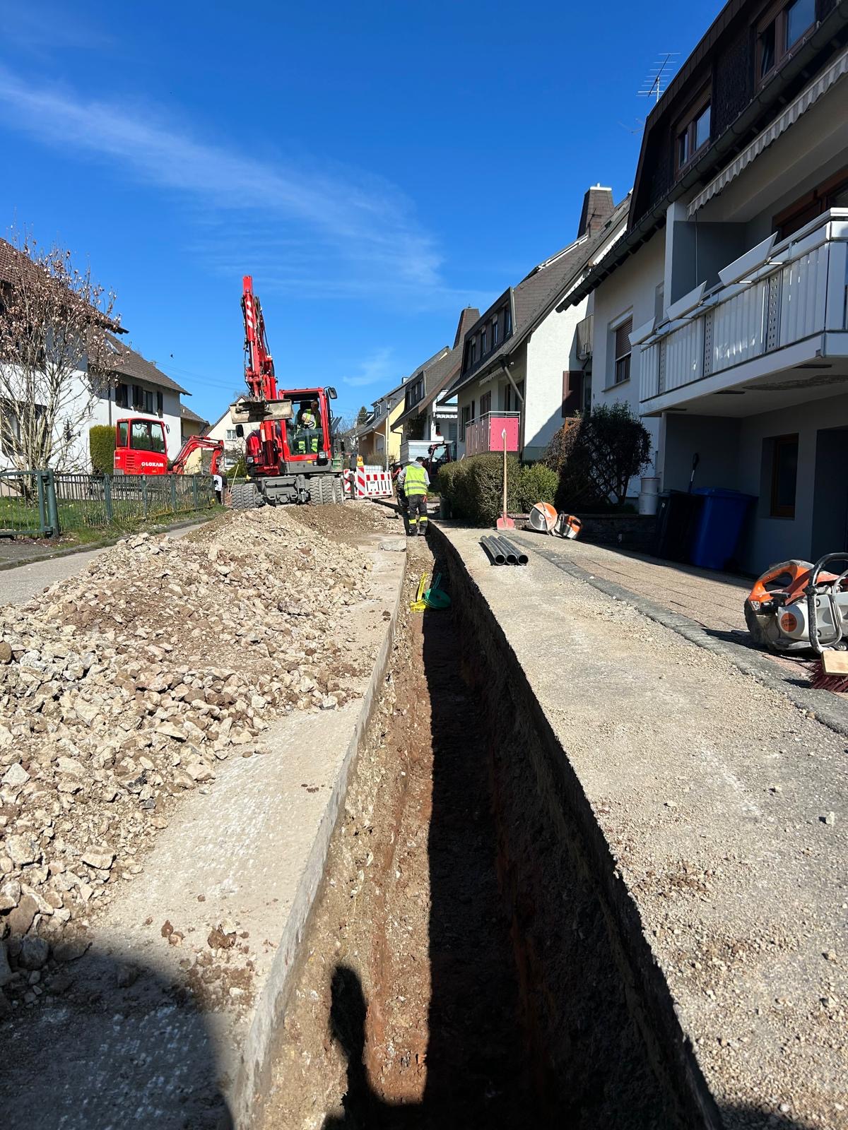 Langer Leitungsgraben entlang der Straße