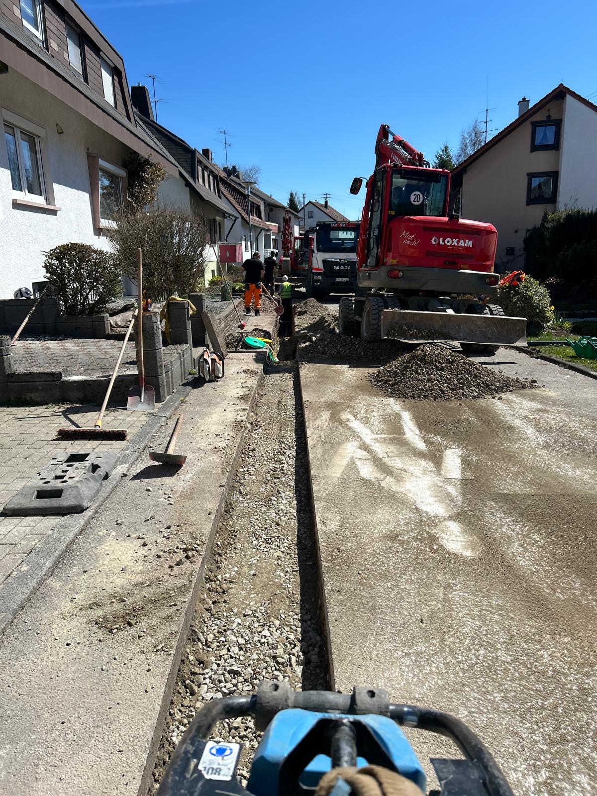 Lange Baustelle mit Geräten entlang der Straße