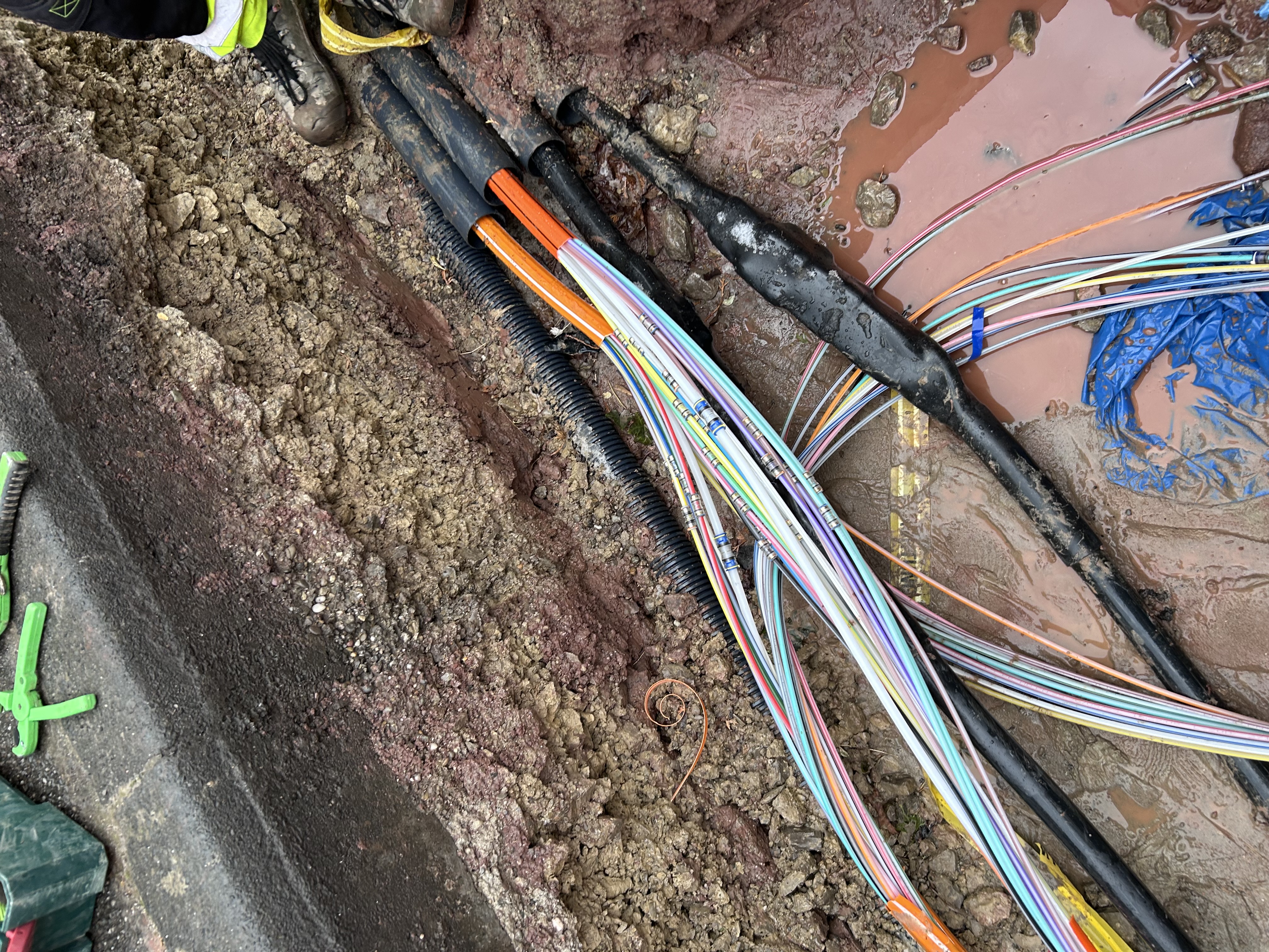 Freigelegte Leitungen und Kabel im offenen Bereich