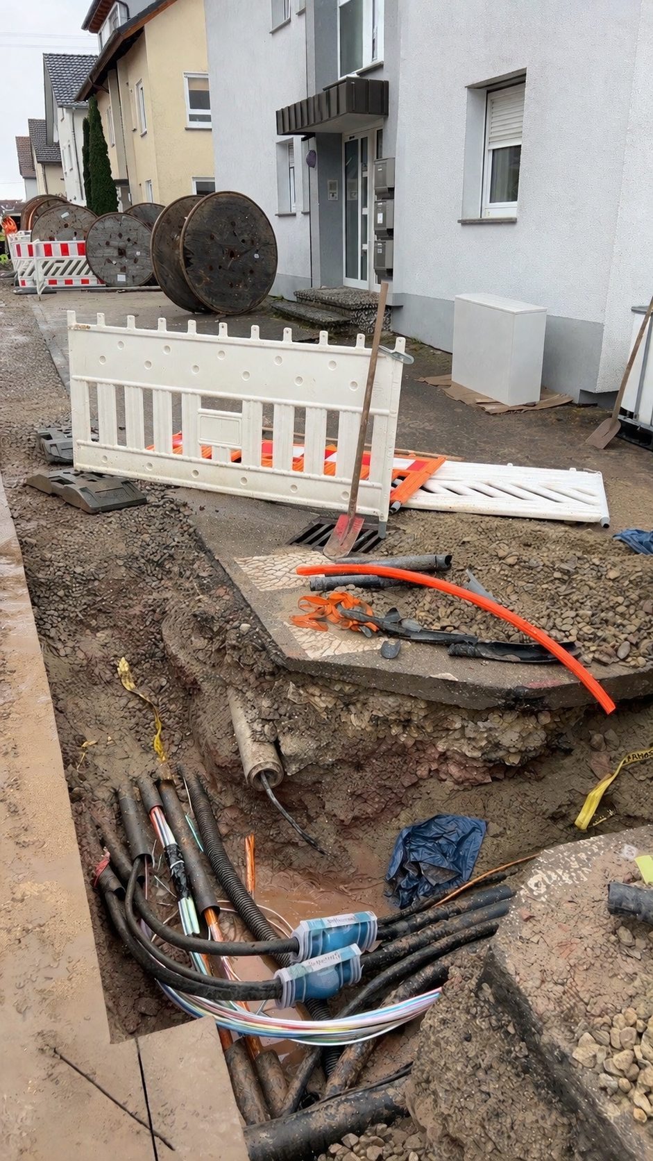 Offene Grube mit Leitungen und Anschlusspunkten