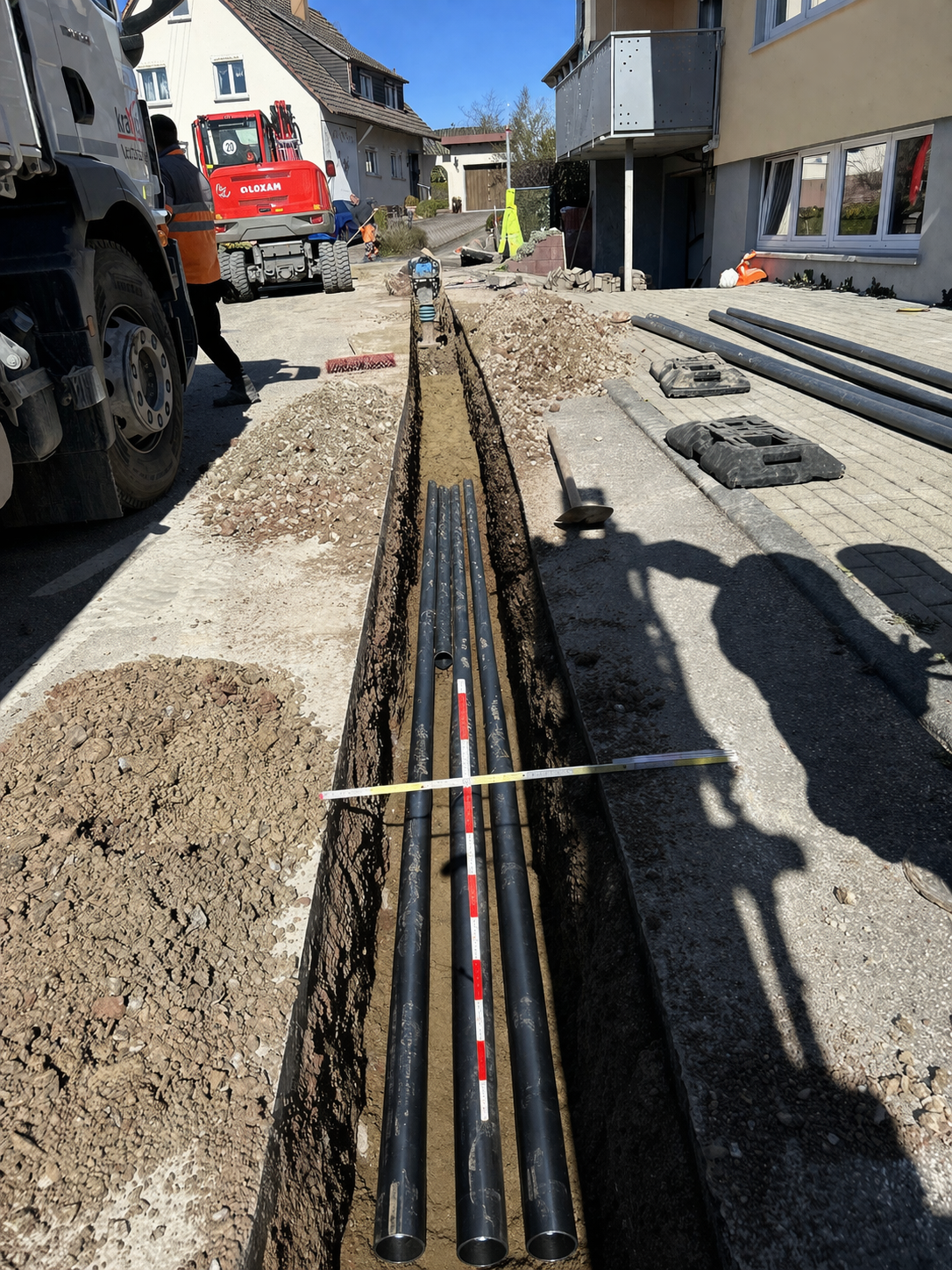 Verlegte Schutzrohre im Graben